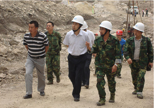 四川省冶金地質(zhì)勘查局副局長(cháng)夏延高在四川省蜀通建設集團施工現場(chǎng)指導工作