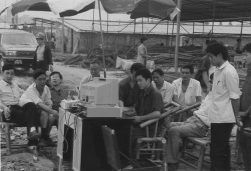 2001年公司基樁檢測現場(chǎng)：使用分體式檢測設備，設備笨重